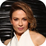 Надежда Русс на черном фоне