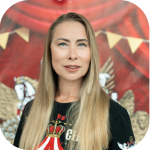 Фото Людмила Суркова Заслуженная артистка РФ, руководитель аттракциона «Дикий мир», дрессировщица тигров