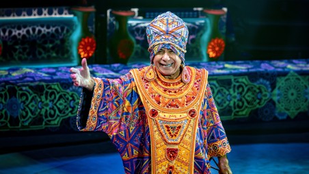 Народный артист РФ и Азербайджана Тофик Гусейнович Ахундов в манеже в костюме с африканской тематикой в шоу Гии Эрадзе "Песчаная сказка"
